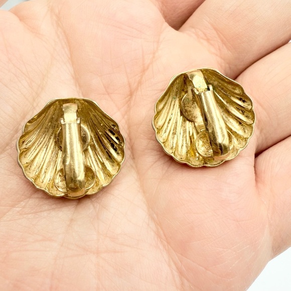 Vintage Clam Shell Gold Tone Clip on Earrings - Picture 5 of 5